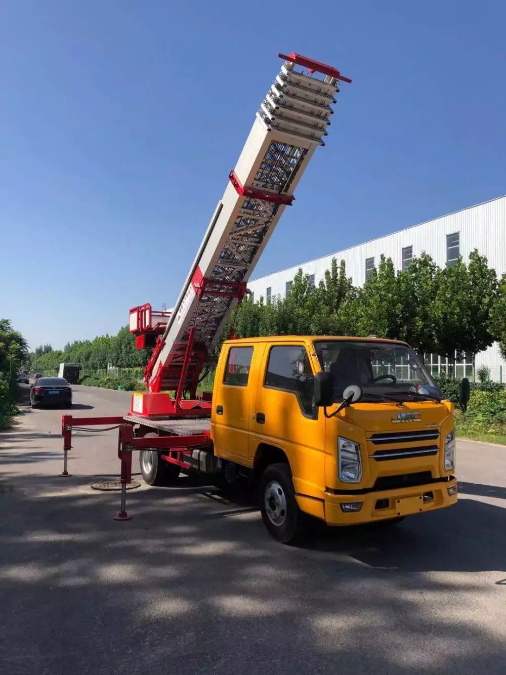 河间附近的云梯车出租服务：轻松解决高空作业需求